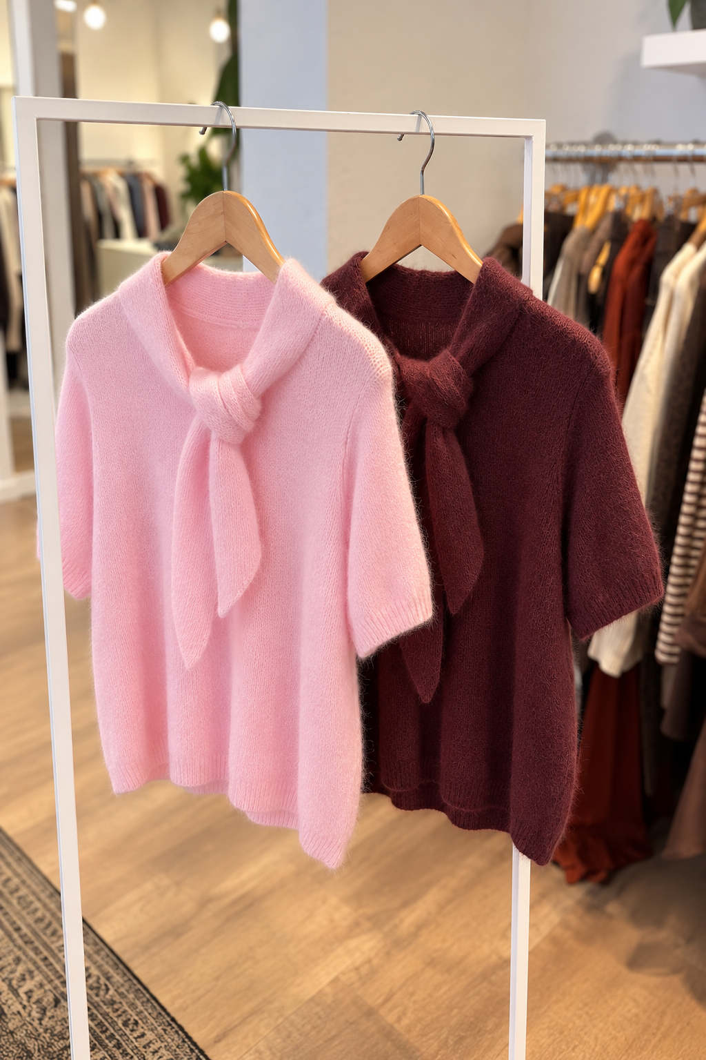 Kuscheliger Strickpullover mit Bindeschal