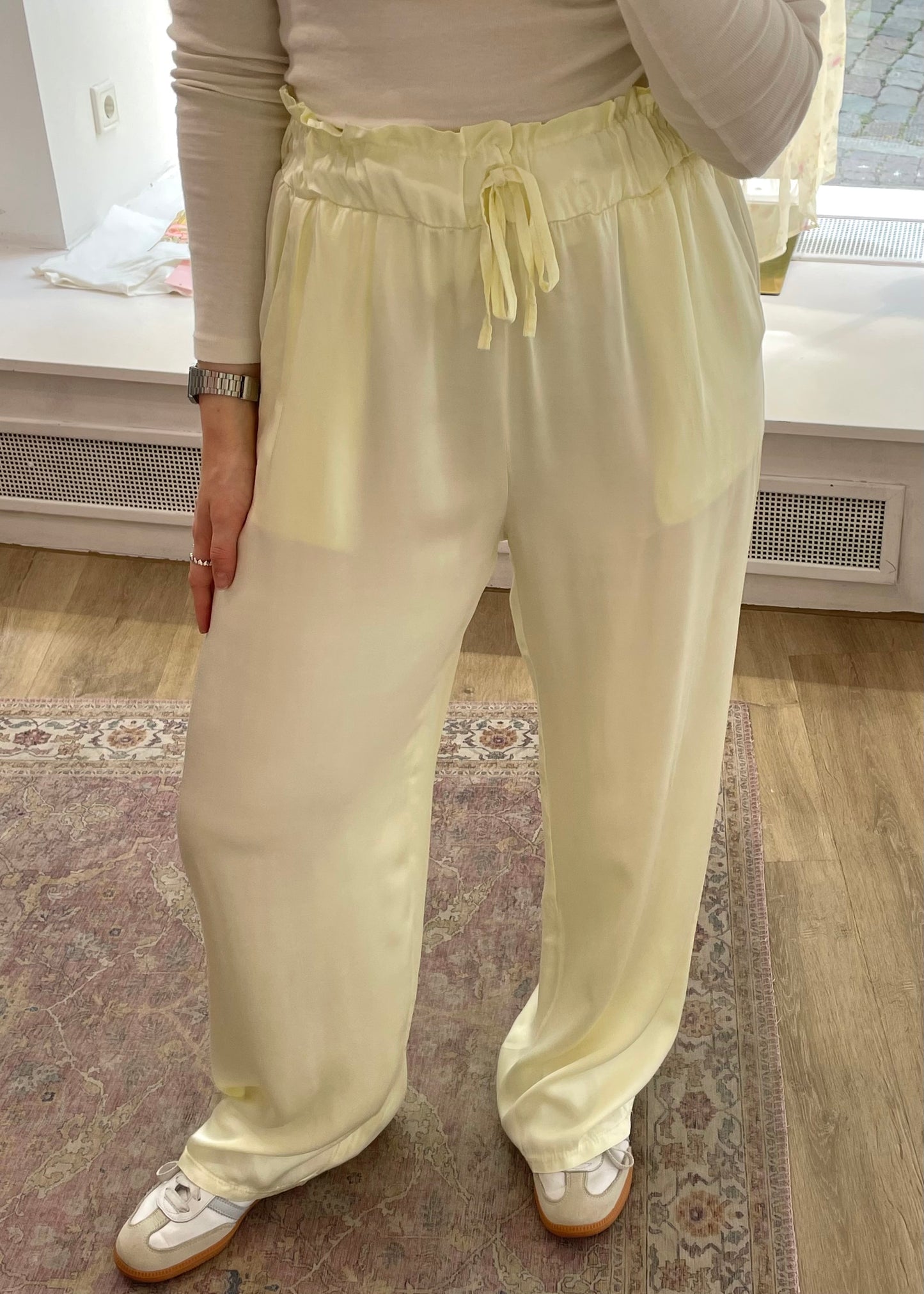 Butteryellow Stoffhose in Satinoptik