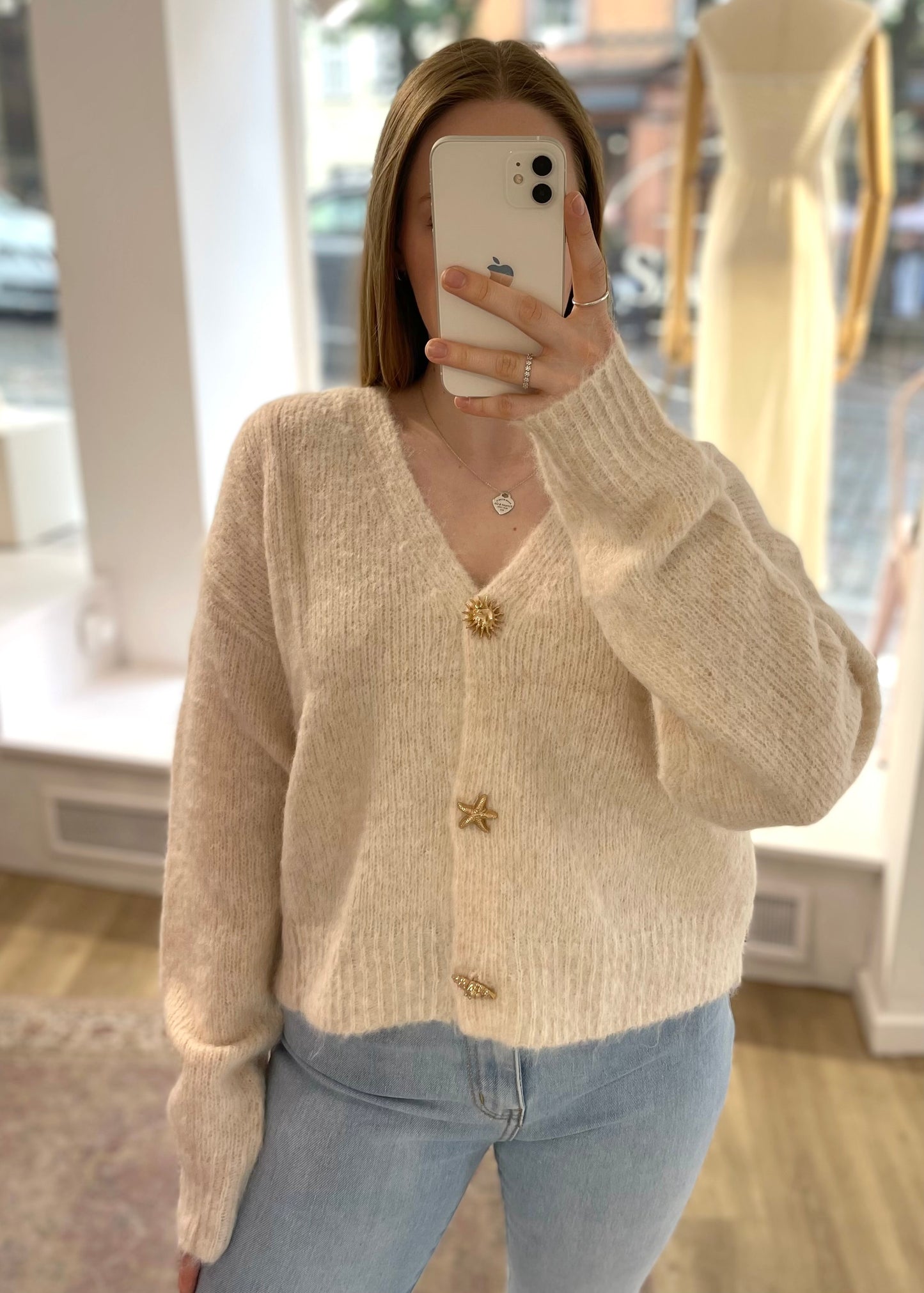 Cremefarbener Cardigan mit Muschelknöpfen