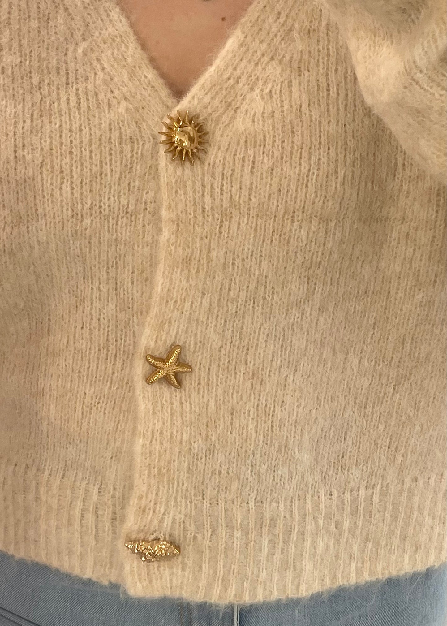 Cremefarbener Cardigan mit Muschelknöpfen