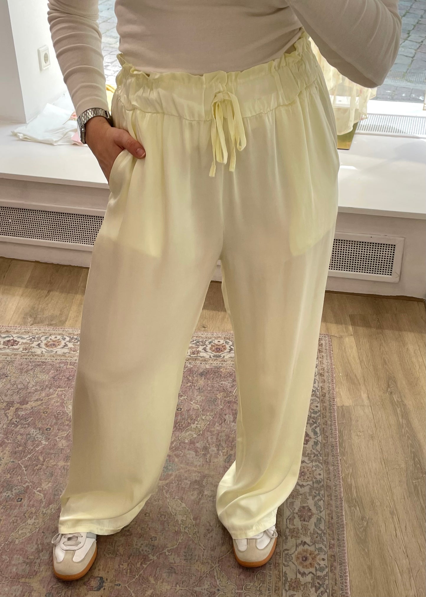 Butteryellow Stoffhose in Satinoptik