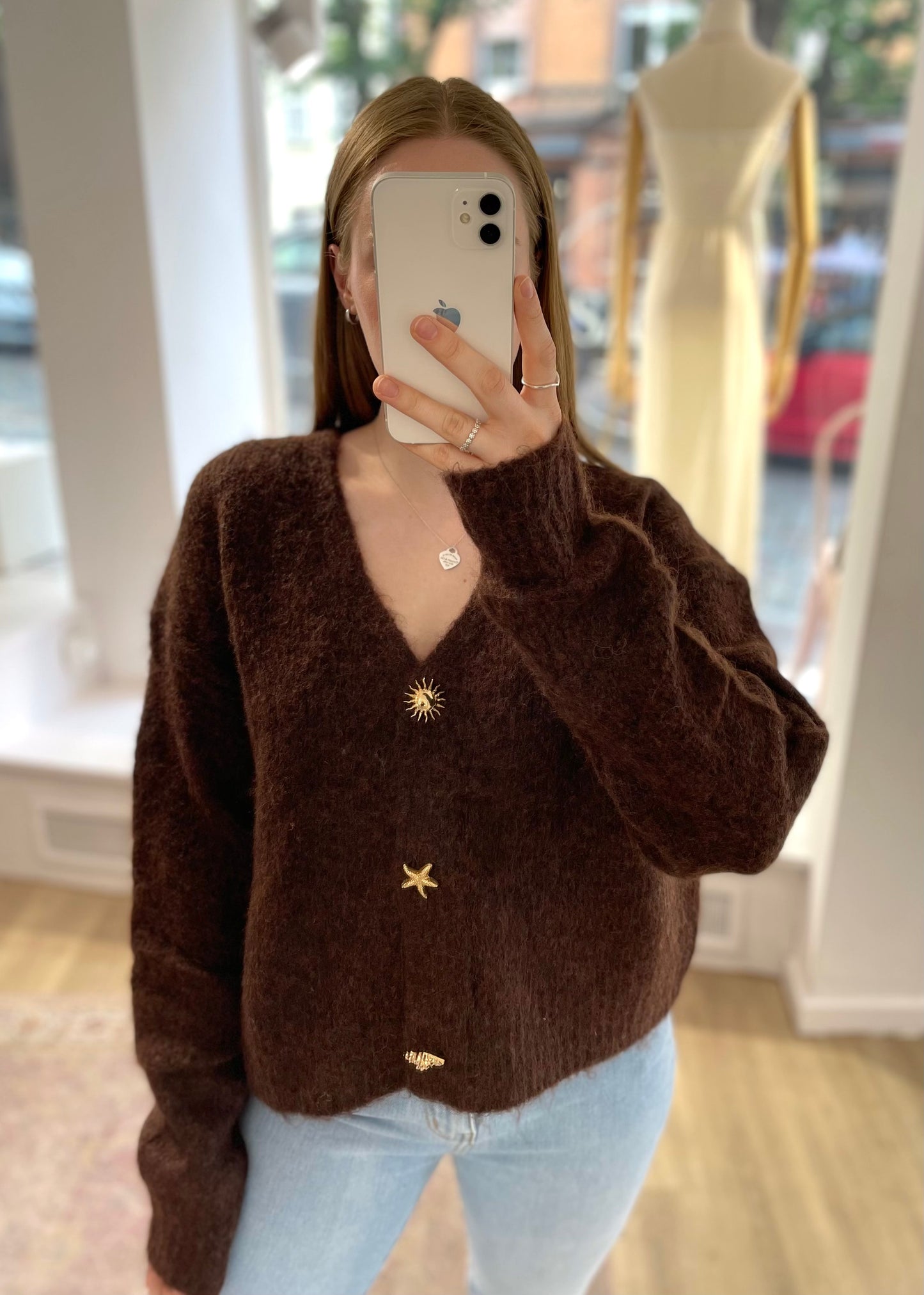 Schokobrauner Cardigan mit Muschelknöpfen