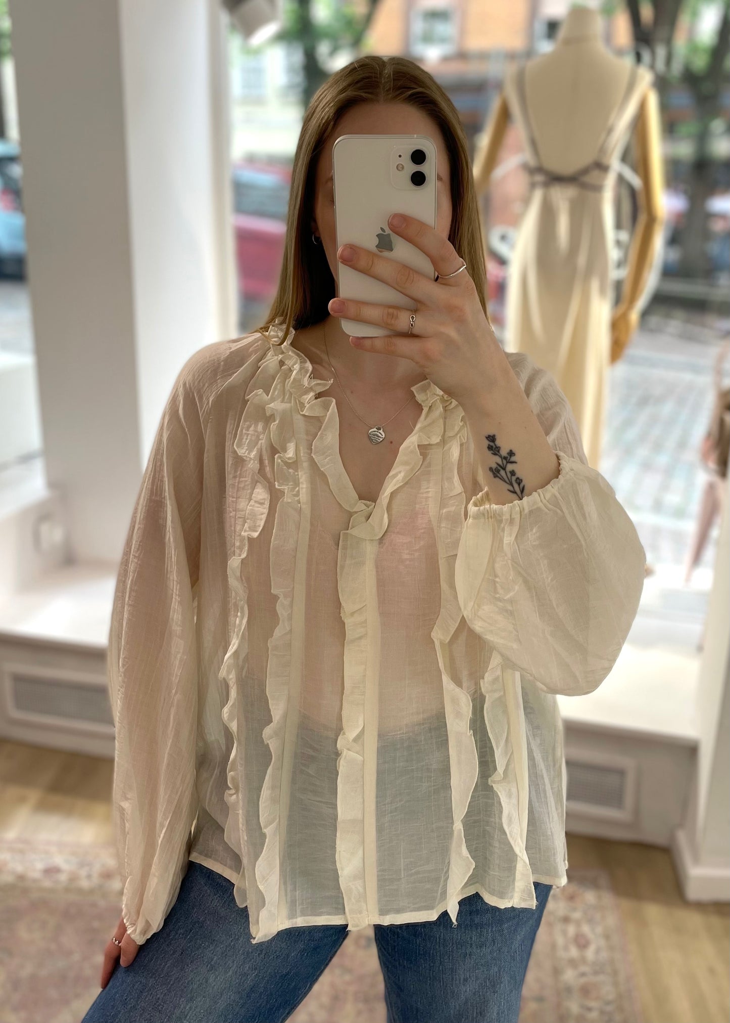 Bluse mit Rüschen creme