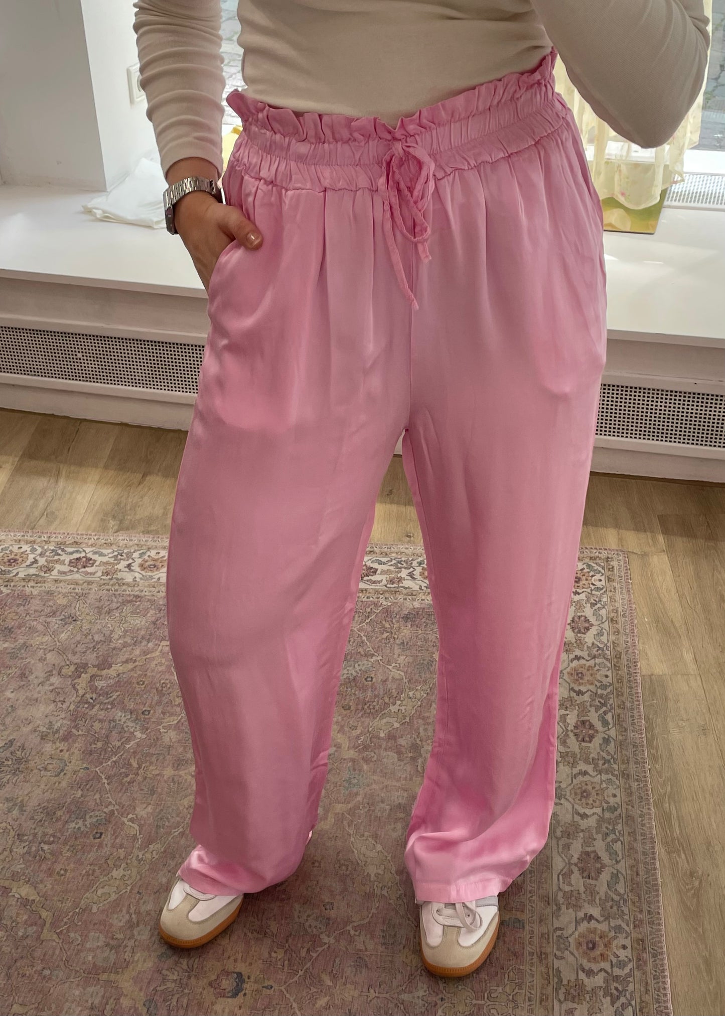 Hellrosa Stoffhose in Satinoptik