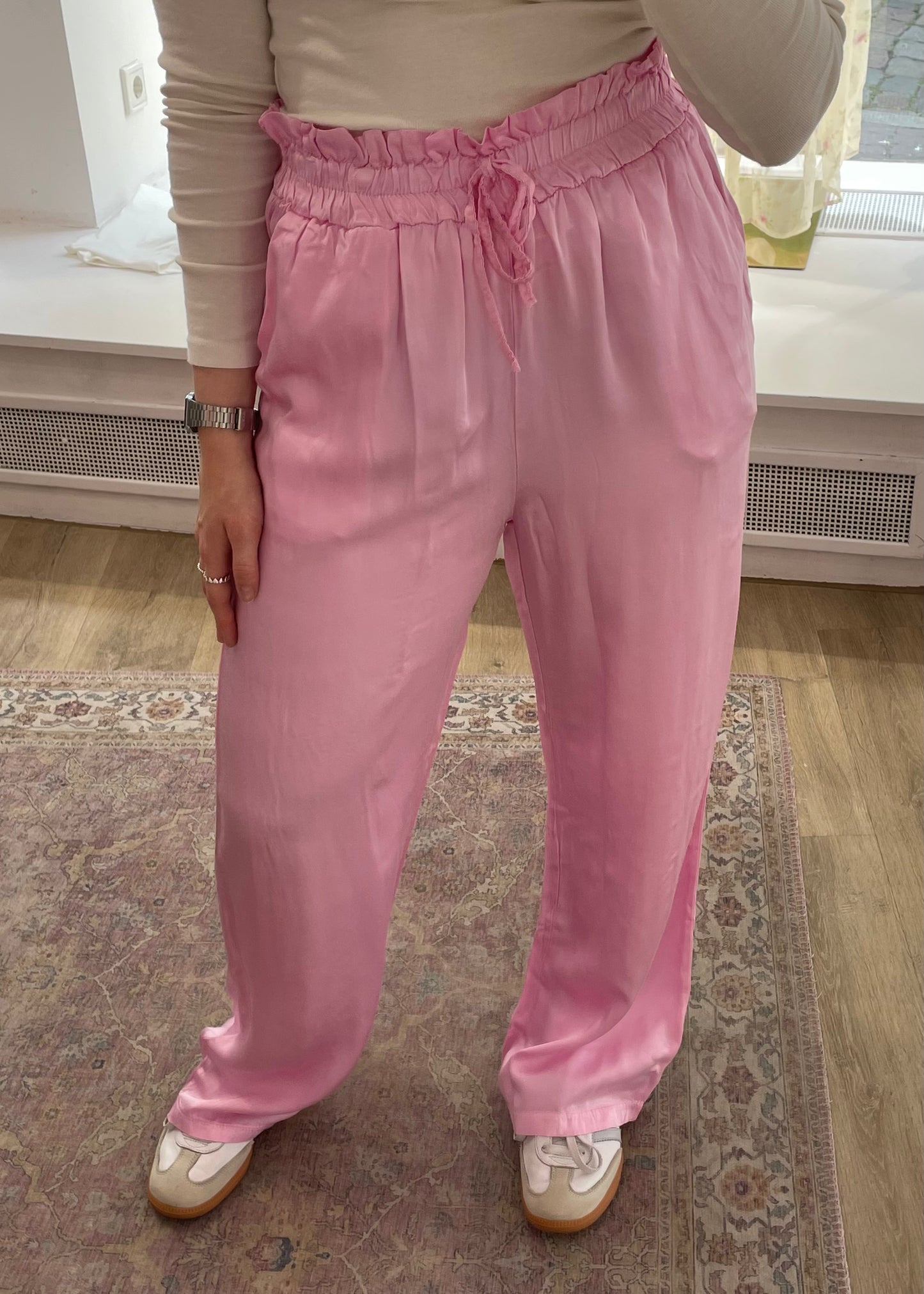 Hellrosa Stoffhose in Satinoptik