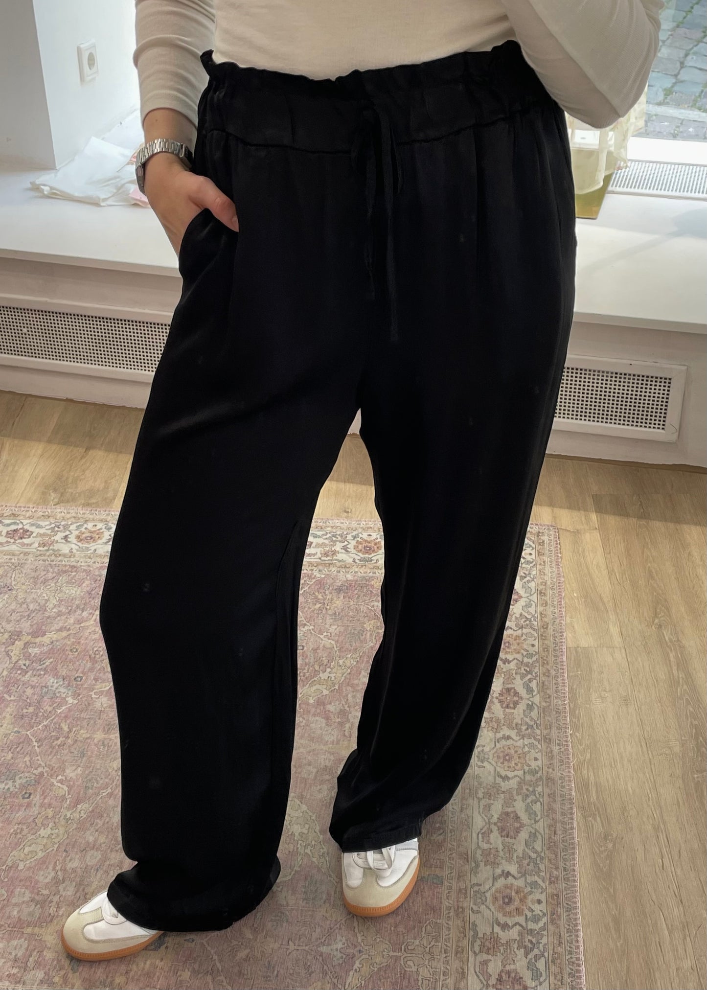 Schwarze Stoffhose in Satinoptik