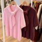 Kuscheliger Strickpullover mit Bindeschal