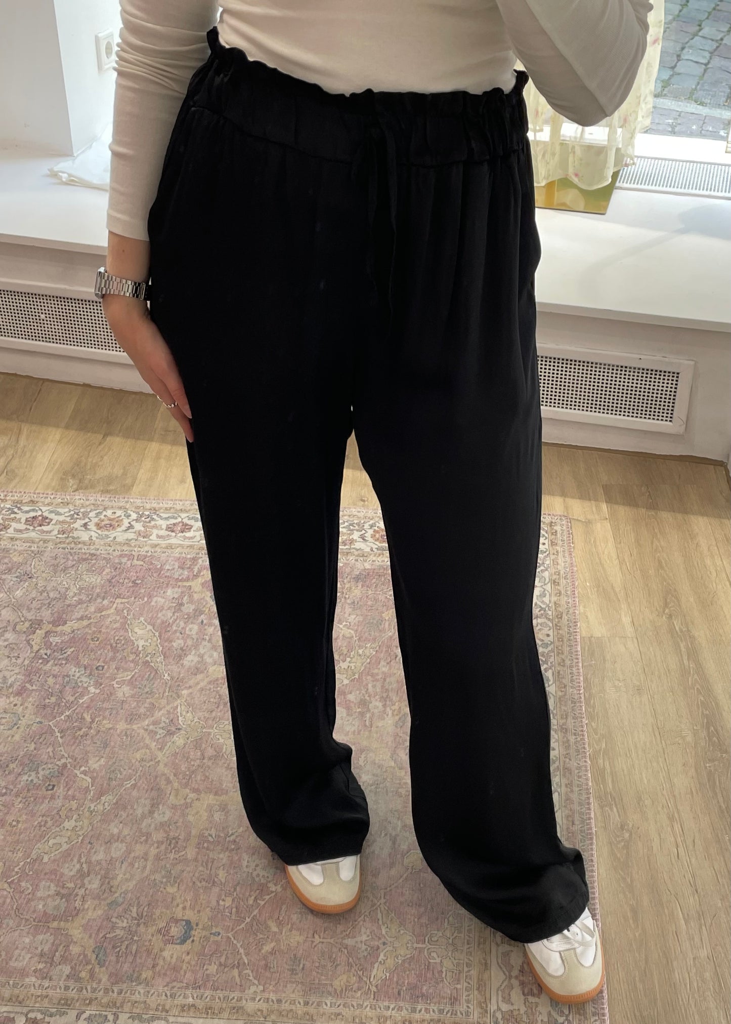 Schwarze Stoffhose in Satinoptik
