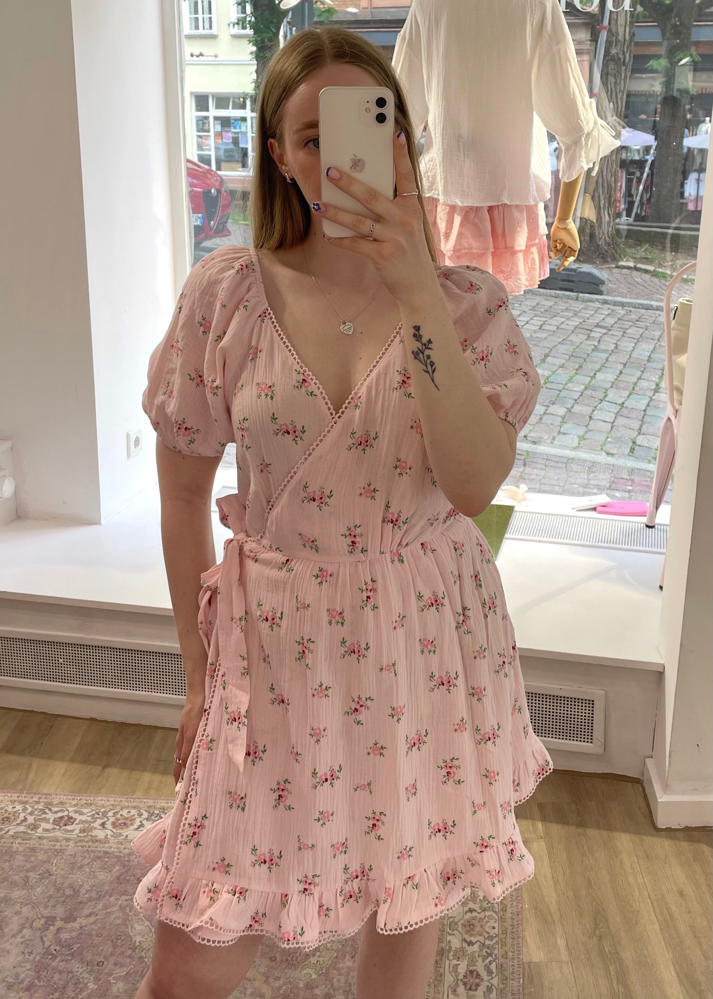 Geblümtes Wickelkleid aus Musselin rosa
