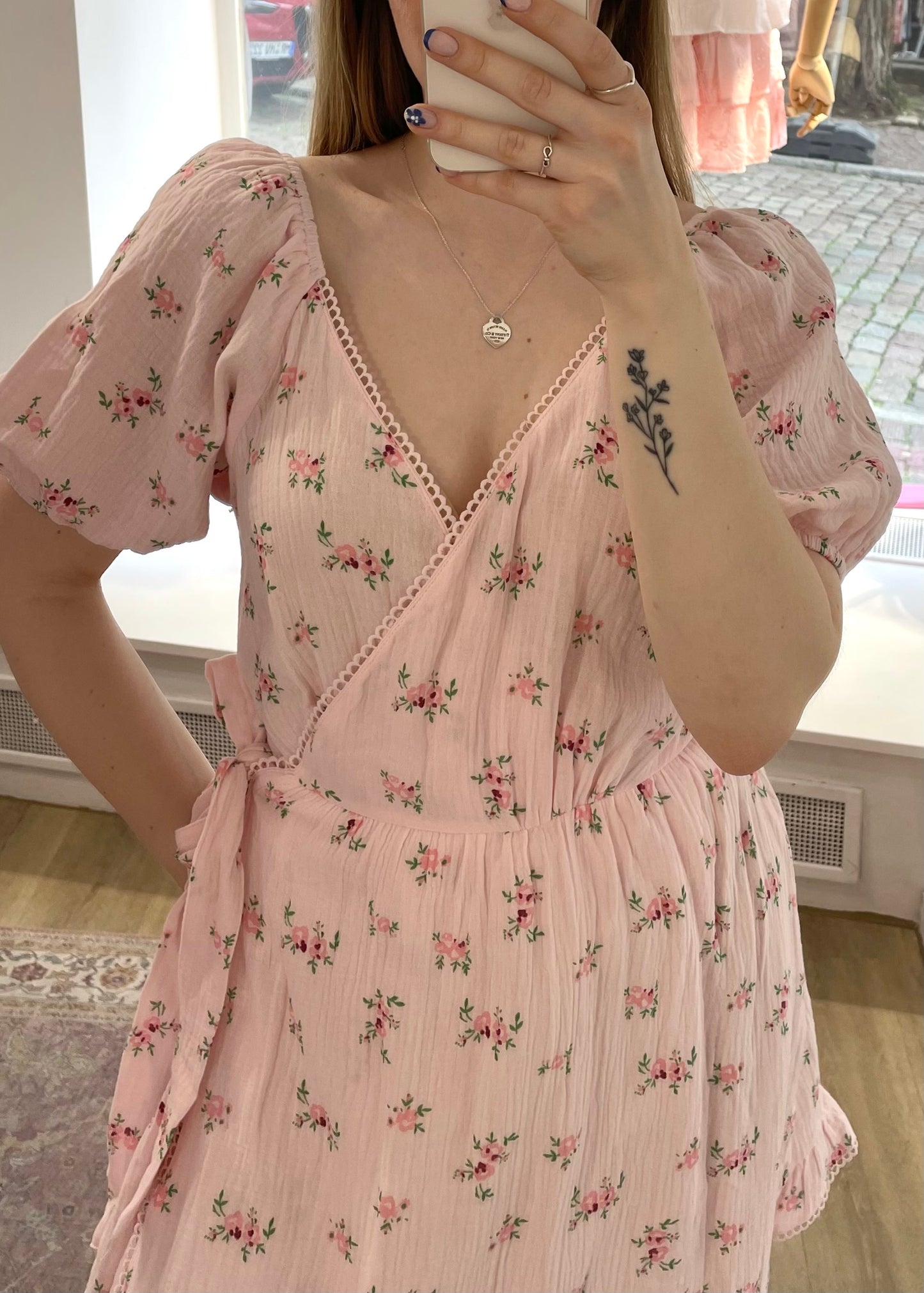 Geblümtes Wickelkleid aus Musselin rosa