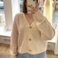 Cremefarbener Cardigan mit Muschelknöpfen