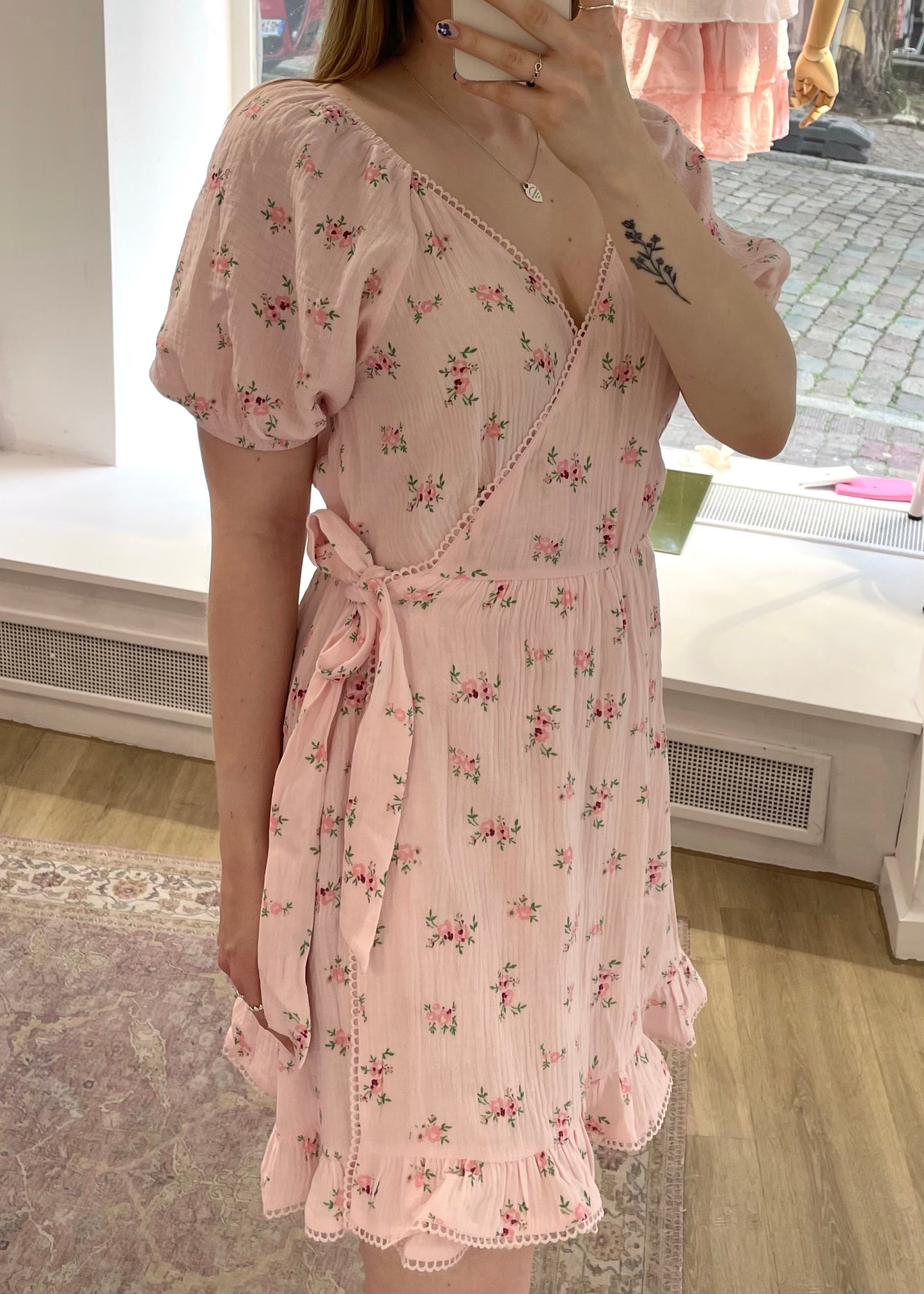 Geblümtes Wickelkleid aus Musselin rosa