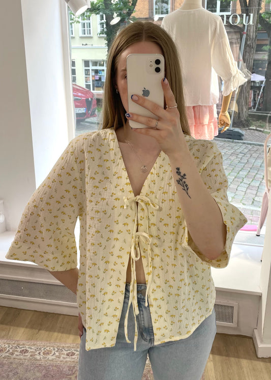 Geblümte Musselinbluse zum Binden butteryellow