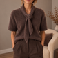 Kuscheliger Strickpullover mit Bindeschal