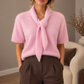 Kuscheliger Strickpullover mit Bindeschal