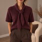 Kuscheliger Strickpullover mit Bindeschal