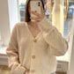 Cremefarbener Cardigan mit Muschelknöpfen