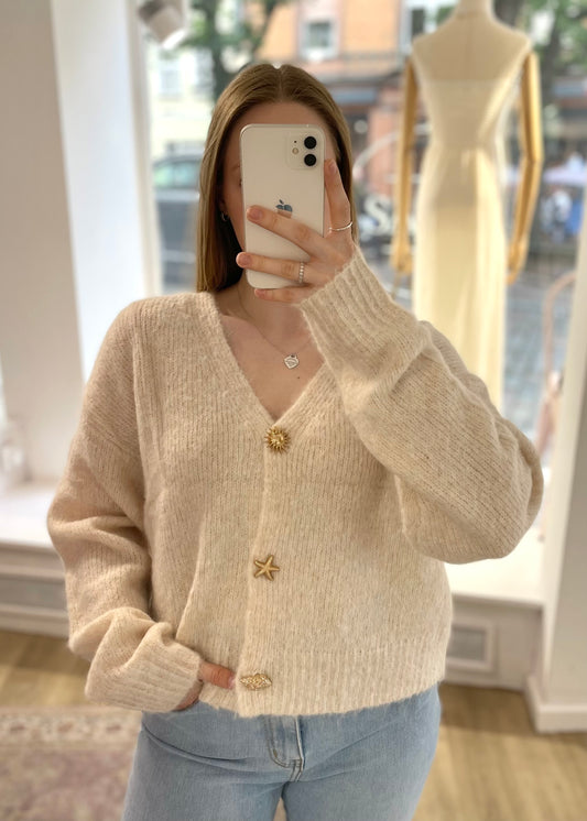 Cremefarbener Cardigan mit Muschelknöpfen