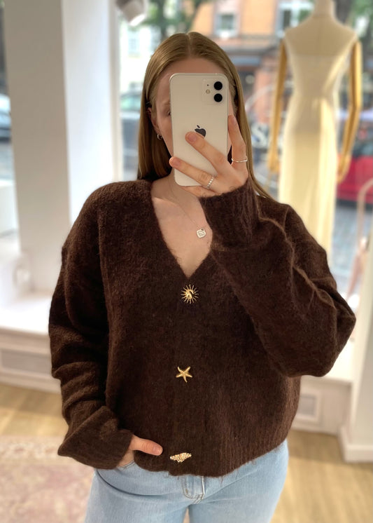 Schokobrauner Cardigan mit Muschelknöpfen