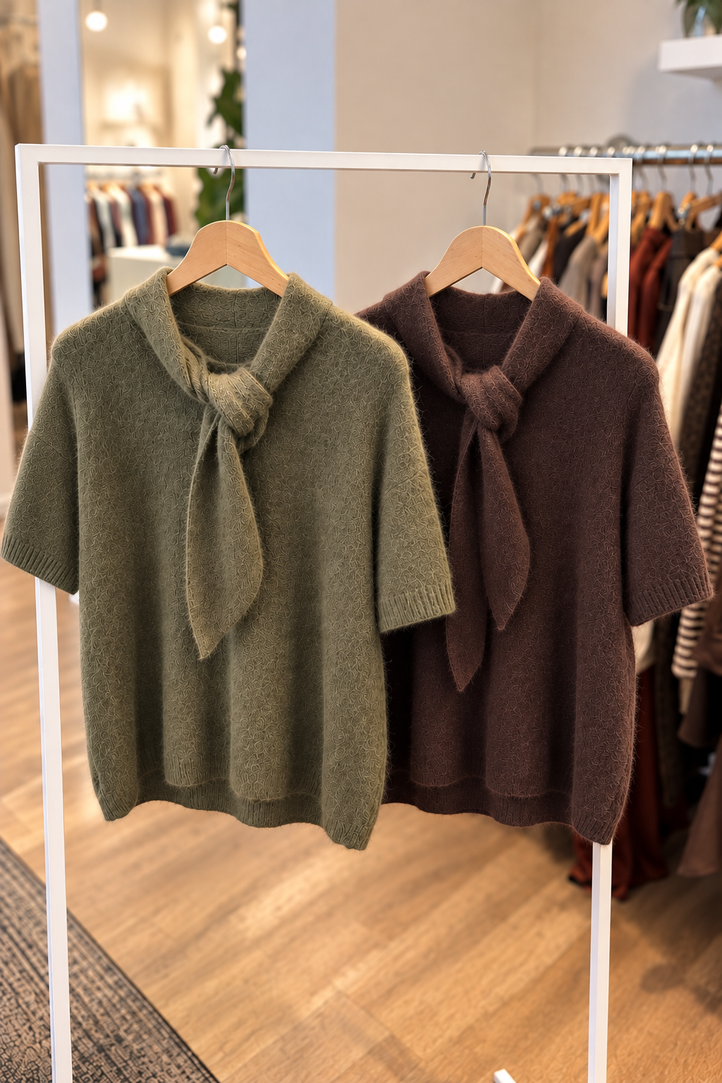Kuscheliger Strickpullover mit Bindeschal