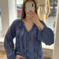 Bluse mit Rüschen blau